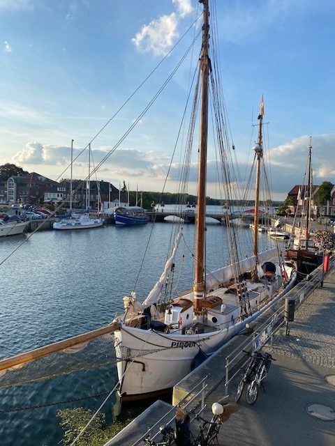 Segelschiff im Hafen