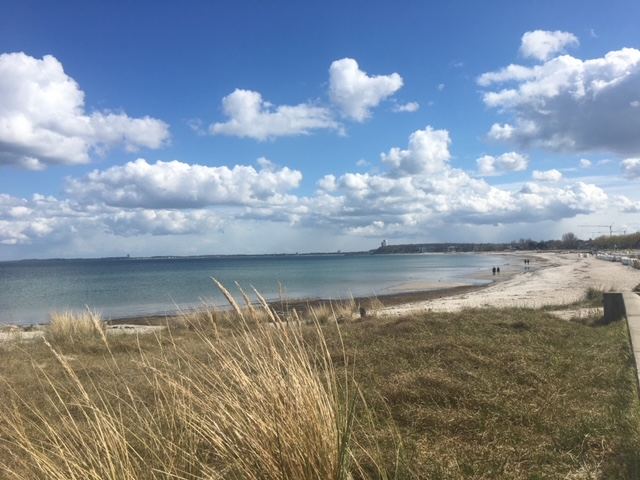 Weiter Blick über Strand und Ostsee