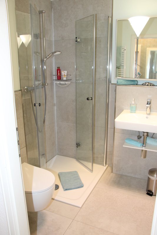 Modernes Duschbad mit bodengleicher Dusche