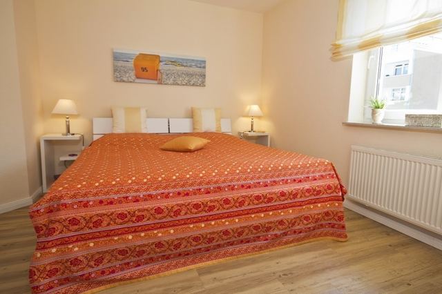 Doppelbett 1,80 m × 2,00 m mit Nachttischen