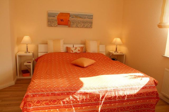 Schlafzimmer mit komfortablem Doppelbett