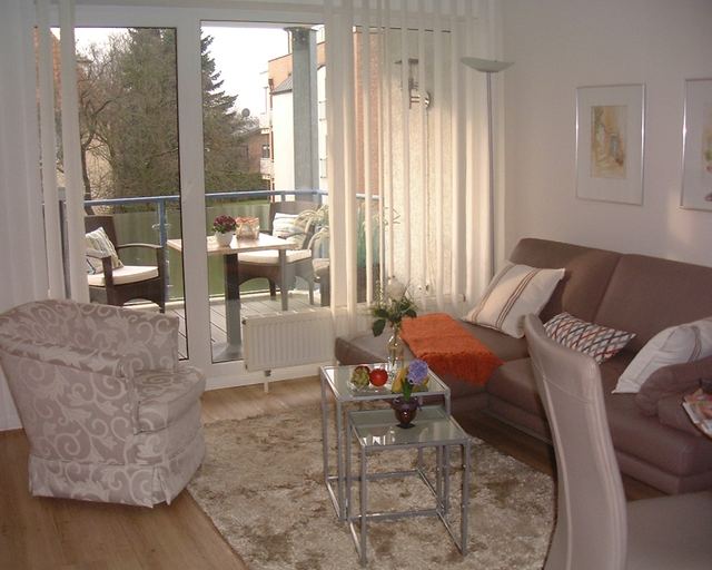 Wohnbereich mit Blick zum Balkon