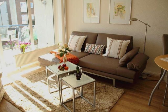 Wohnbereich mit Leder-Couch und Glastischen