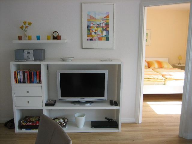 Wohnbereich mit Blick ins Schlafzimmer