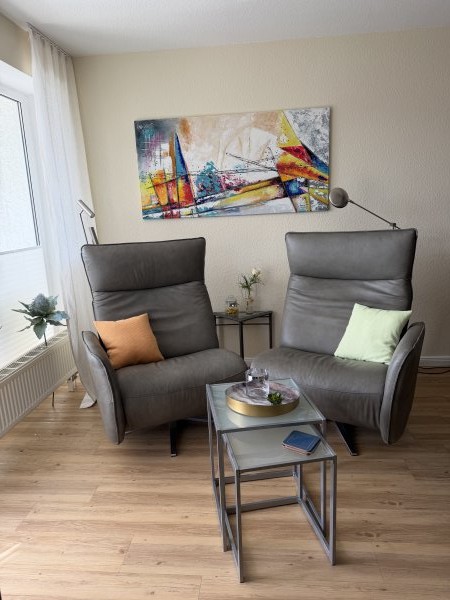 Wohnbereich mit komfortablen Leder-Relax-Sesseln